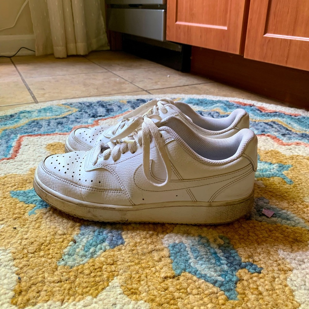 Size 8 Women’s White Nike Low Court Vision sneakers!